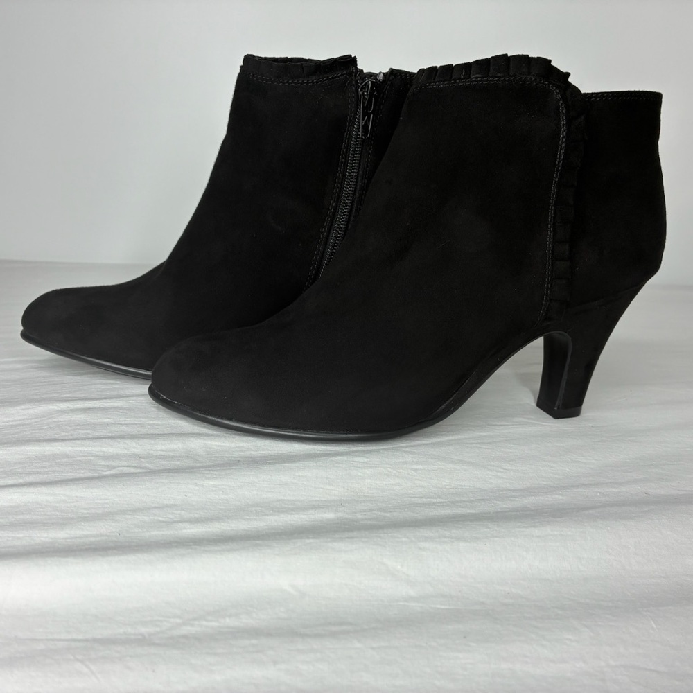 Aerosoles Black Suede Ruffle Booties | Women’s Size 8 | Zip Up